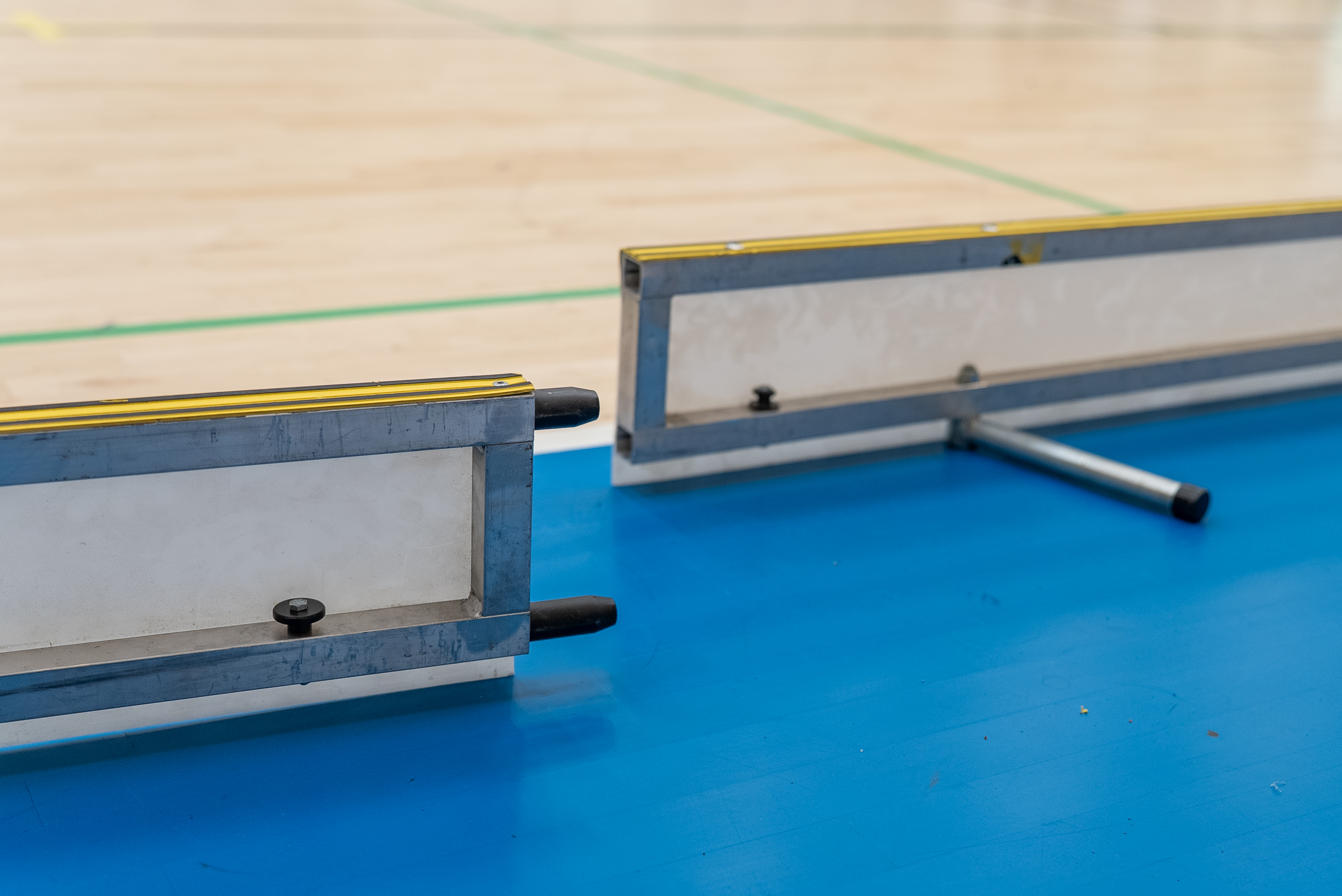 Kuvassa sähköpyörätuolisalibandyn laita aukinaisena